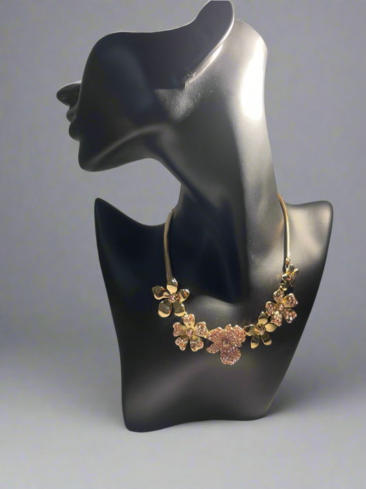 Vintage Gold-Tone Rhinestone Floral Statement Necklace – Elegant Sparkle