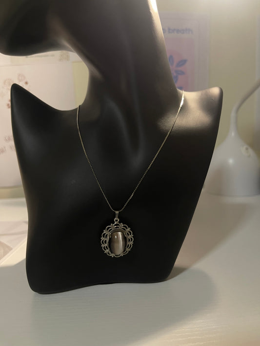 Vintage Sterling Silver Cabochon Pendant Necklace with Filigree Setting