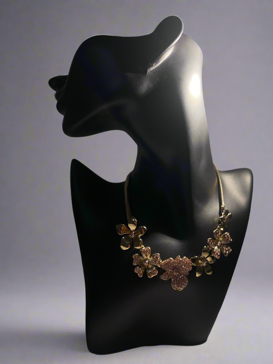 Vintage Gold-Tone Rhinestone Floral Statement Necklace – Elegant Sparkle
